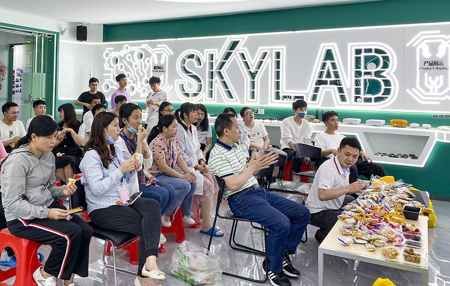 SKYLAB 2022年第一季度生日会_展厅划船，我们都是老船长